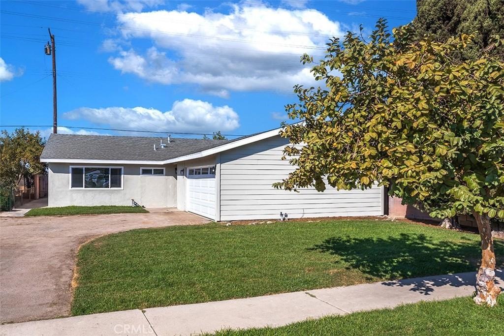 view of front of house featuring a garage and a front lawn