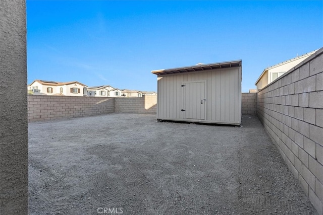 view of yard featuring a shed