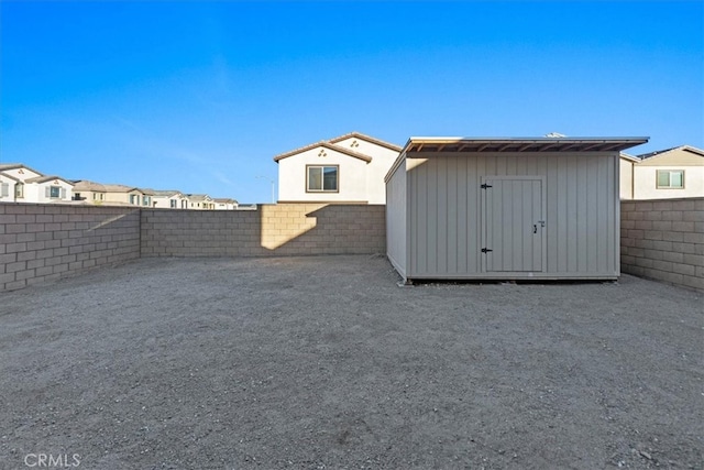 view of yard featuring a shed