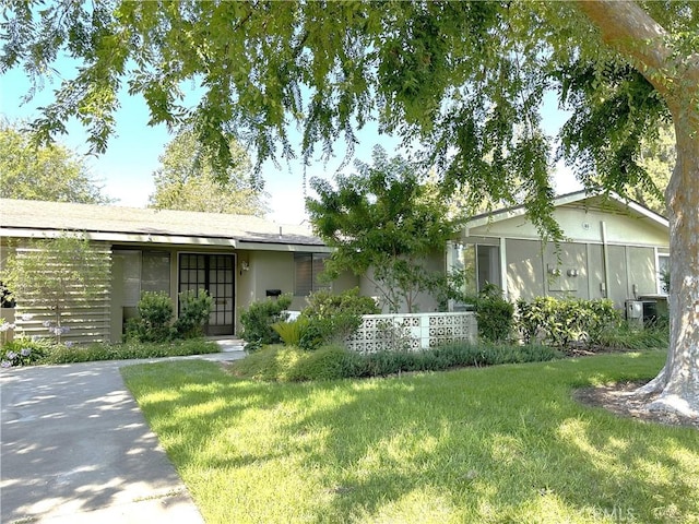 ranch-style home with a front yard