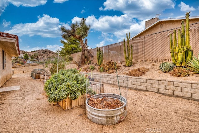 view of yard with a mountain view