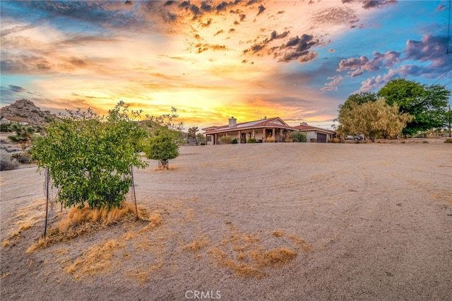 view of yard at dusk