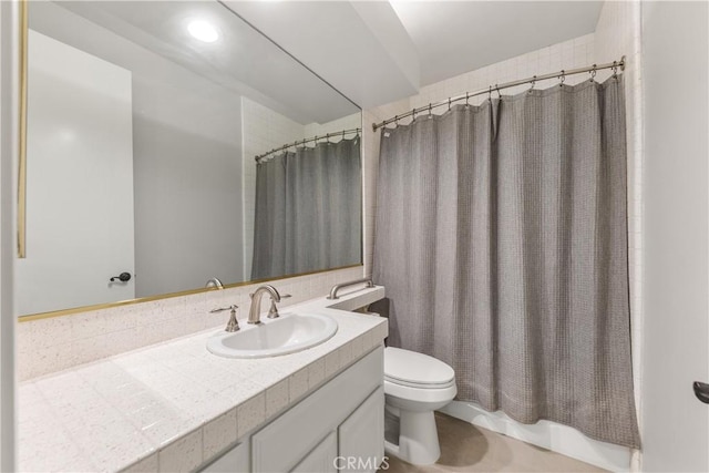 full bathroom with shower / tub combo with curtain, vanity, and toilet