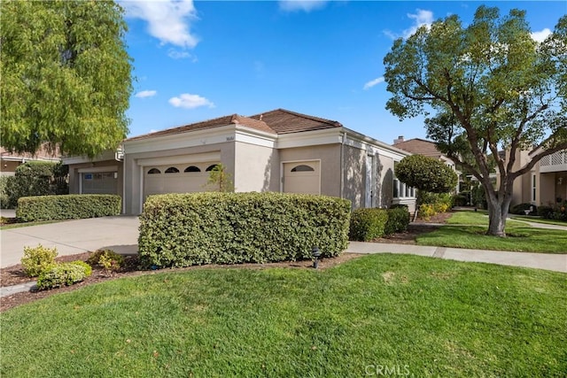 view of front of home featuring a front lawn and a garage