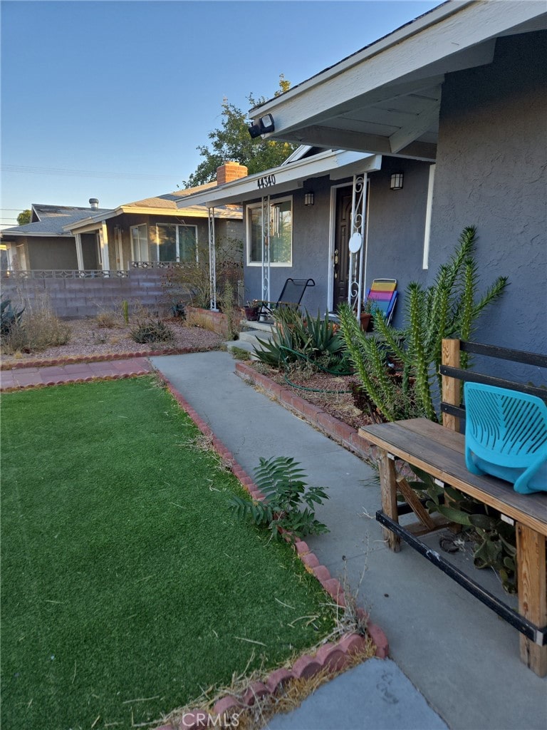 view of front of home featuring a front yard