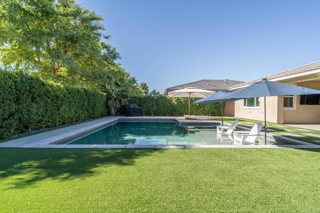 view of swimming pool featuring a lawn