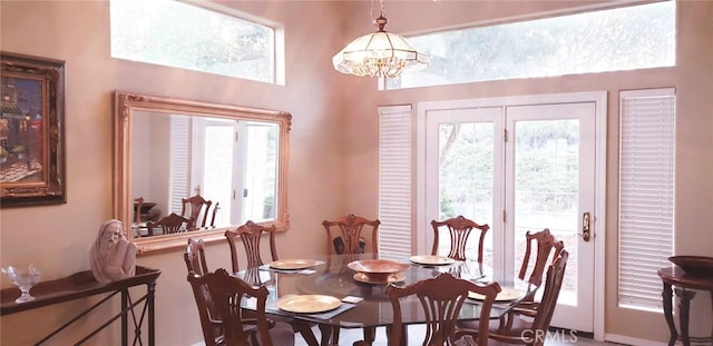 dining space with a notable chandelier