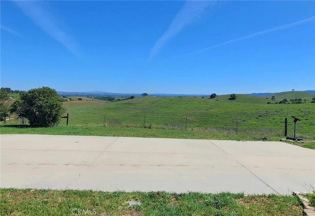 view of yard featuring a rural view