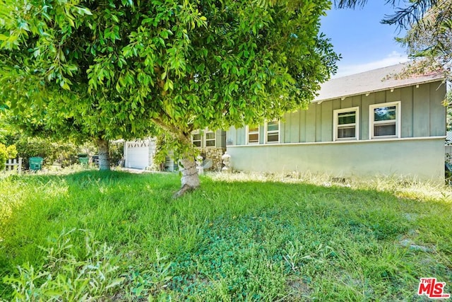 view of side of property featuring a lawn