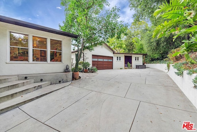 view of front of property with an outdoor structure