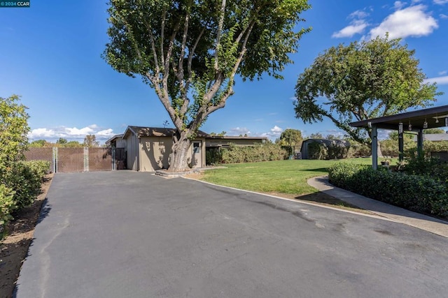 view of front of property featuring a front lawn