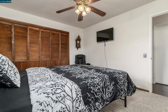 carpeted bedroom featuring ceiling fan, a textured ceiling, and a closet