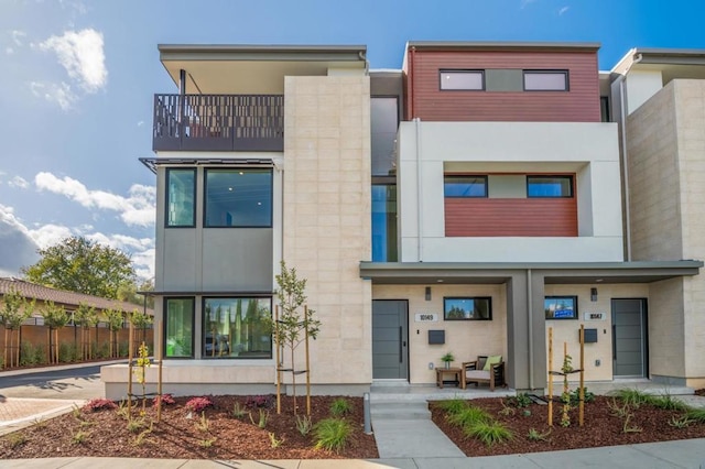 view of front of home featuring a balcony