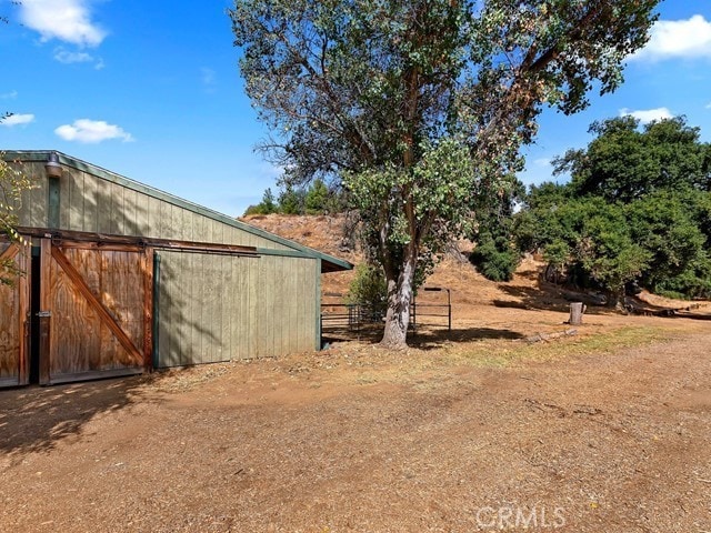 view of yard with an outdoor structure