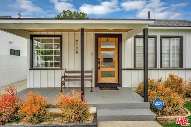 property entrance featuring a porch