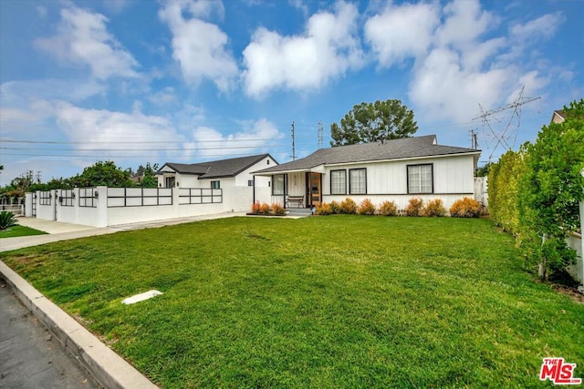 view of front of home featuring a front lawn