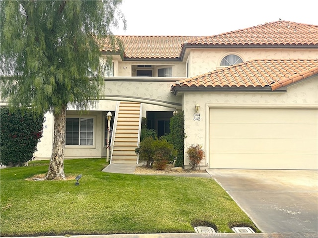 view of front facade featuring a front lawn and a garage