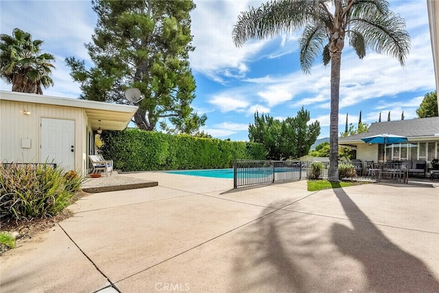 4614 La Subida Pl, Tarzana, CA 91356 - view of pool featuring a patio