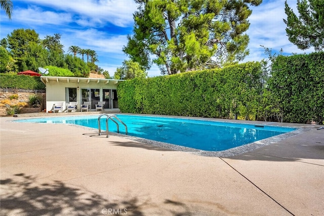 4614 La Subida Pl, Tarzana, CA 91356 - view of pool with a patio area