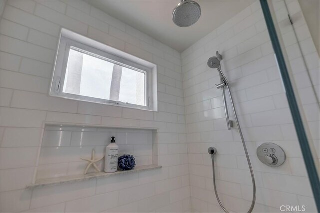 bathroom featuring tiled shower