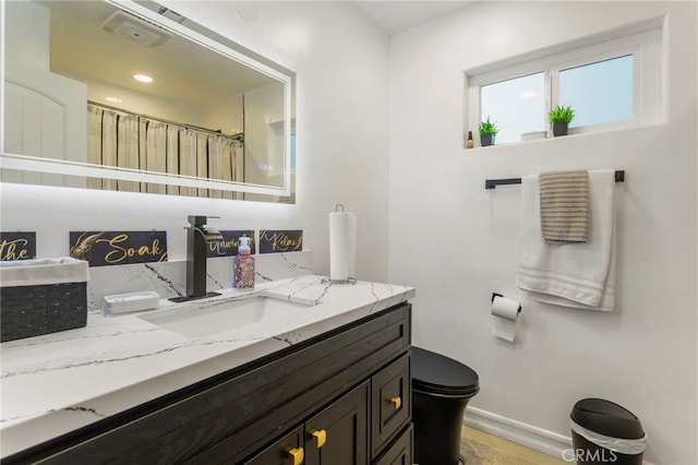 full bathroom featuring visible vents, vanity, toilet, baseboards, and a shower with shower curtain
