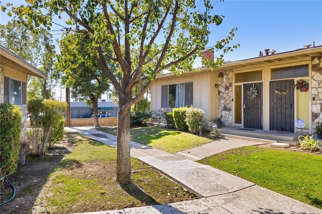 view of front of house with a front lawn