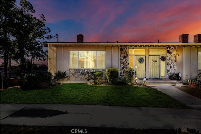 view of front of home featuring a yard