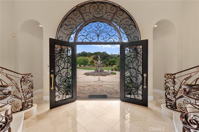 foyer featuring a high ceiling