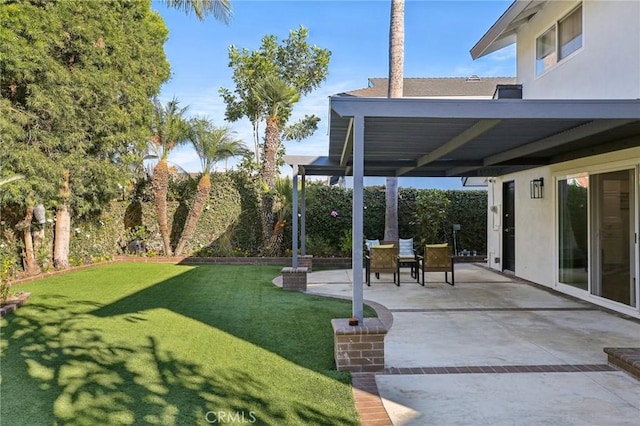 view of yard featuring a patio