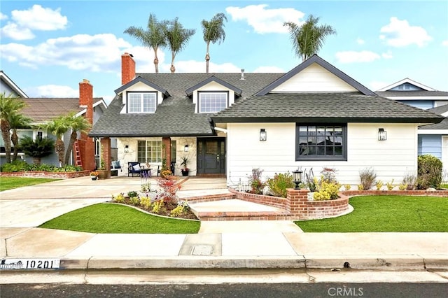 view of front facade featuring a front yard