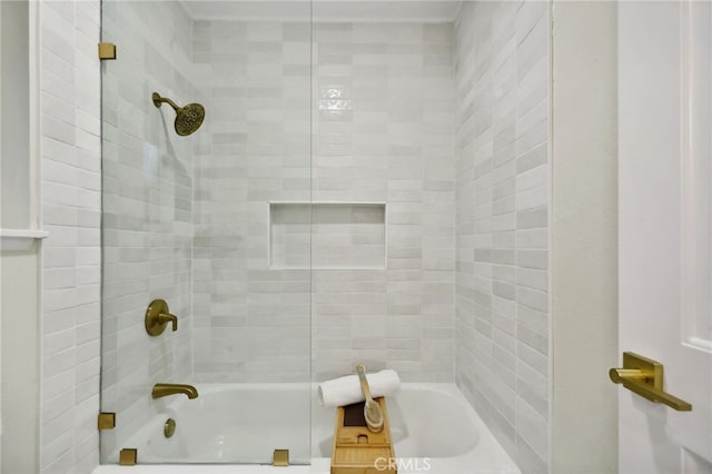 bathroom with tiled shower / bath