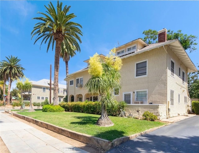 view of front of property featuring a front lawn