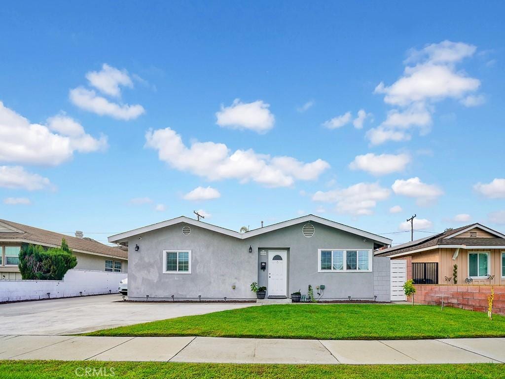 ranch-style house featuring a front lawn