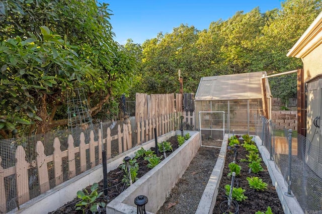 view of yard with an outdoor structure