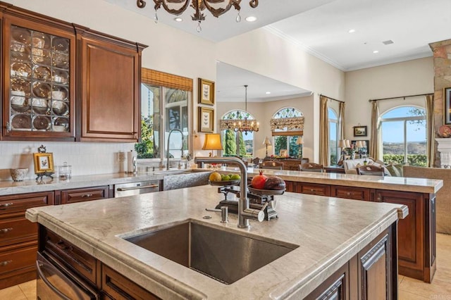 kitchen featuring a center island with sink, a notable chandelier, and light tile patterned flooring