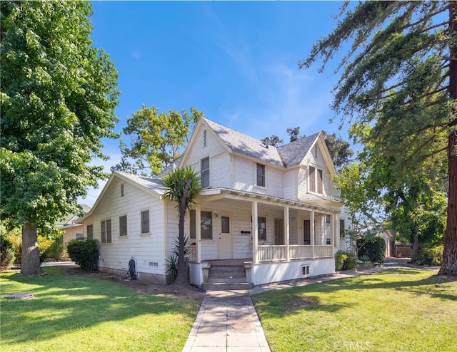 view of front of property featuring a front yard and covered porch