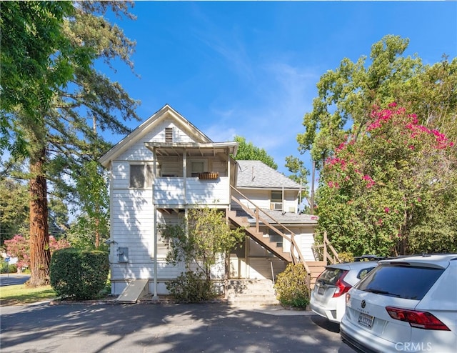 view of front of property featuring a balcony