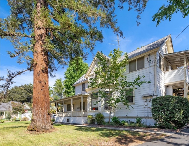 view of front facade featuring a porch and a front yard