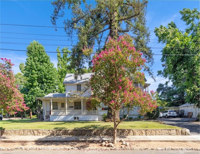 view of front of property featuring a front yard and a porch