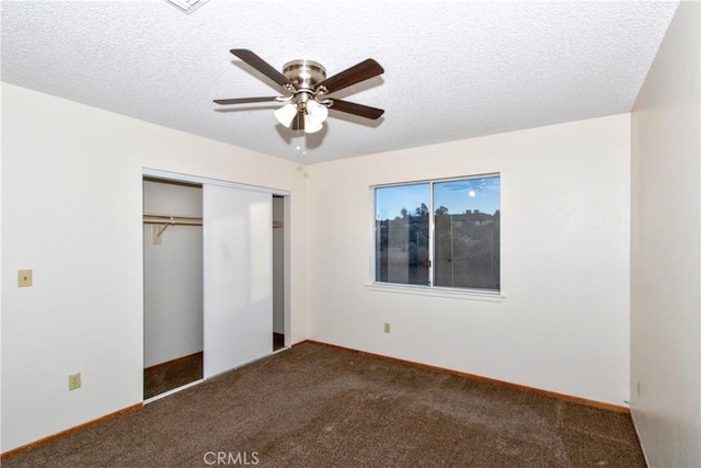 unfurnished bedroom featuring ceiling fan, a textured ceiling, a closet, and carpet flooring