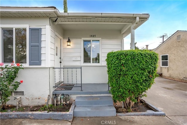 entrance to property featuring covered porch