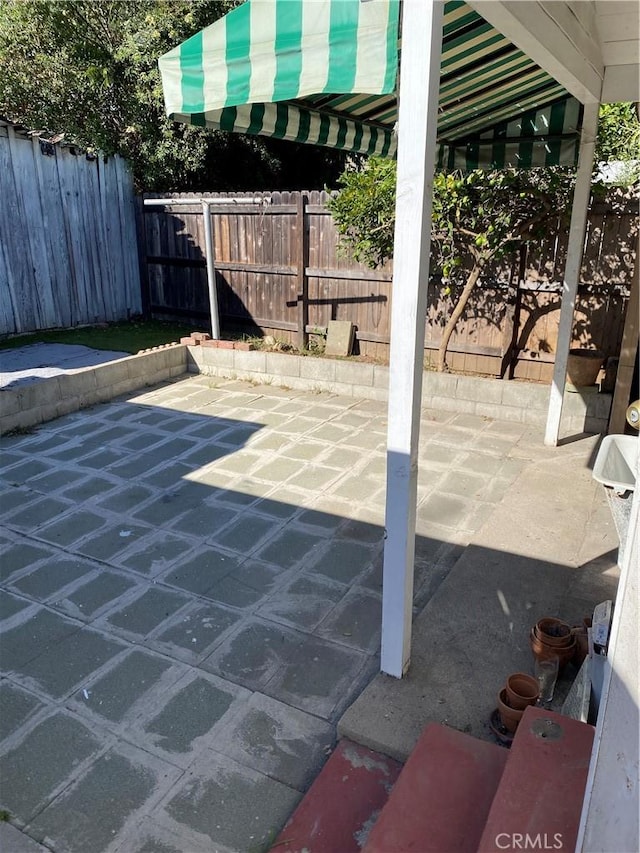 715 Hope Ct, South Pasadena, CA 91030 - fenced backyard with a patio area