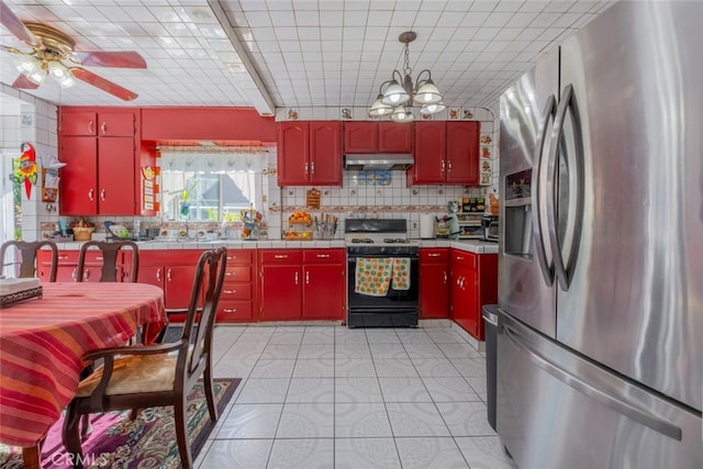 kitchen with ceiling fan with notable chandelier, range with gas stovetop, decorative backsplash, sink, and stainless steel fridge with ice dispenser