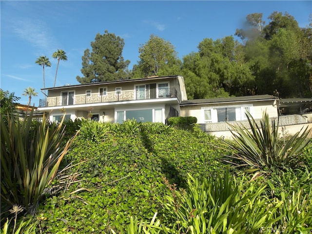 view of front of property featuring a balcony