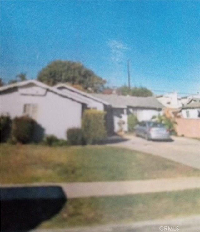 view of front of property with a front yard