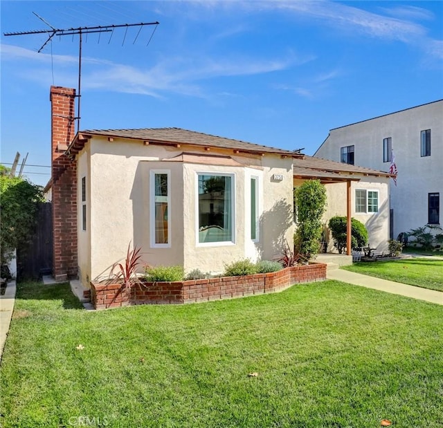 view of front of house with a front lawn