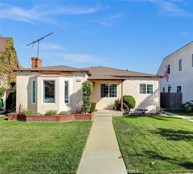 view of front of home featuring a front lawn