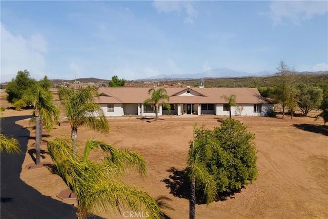 view of front of property featuring a mountain view