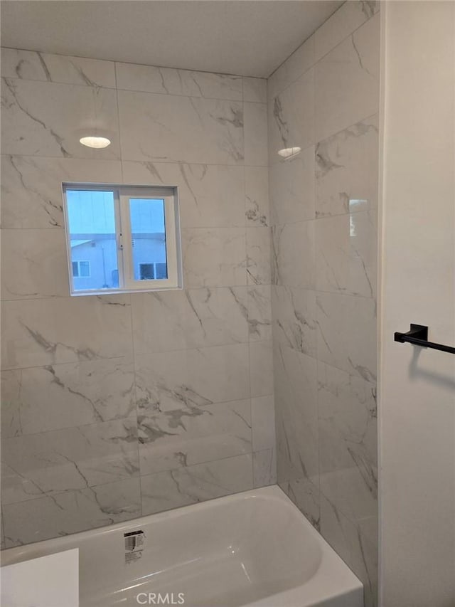 bathroom featuring tiled shower / bath combo