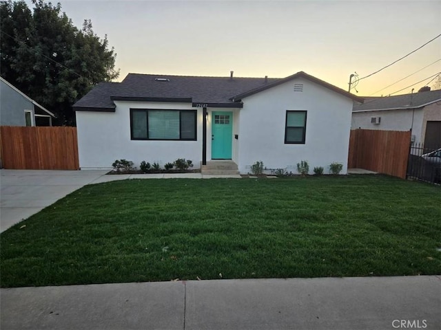 single story home featuring a lawn